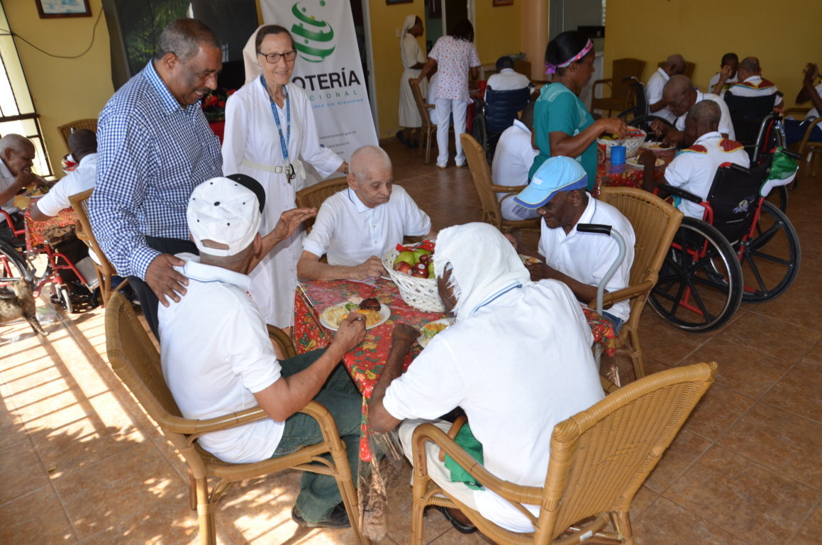 nota entrega sillas de ruedas y comparte almuerzo navideño con hogar de ancianos 03 12 2019